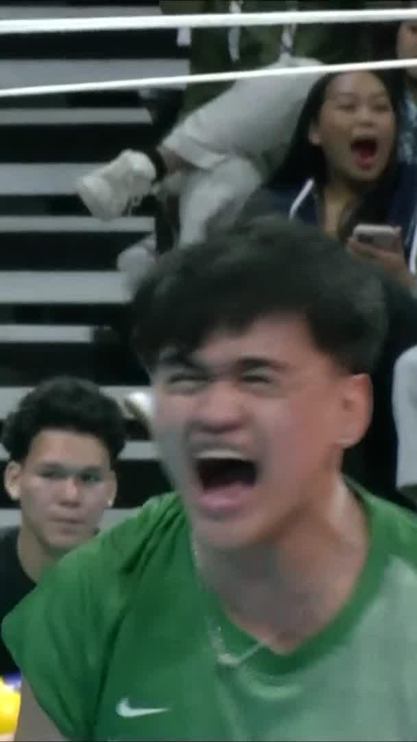 MAY FACIAL PA 😱💥 Eugene Gloria’s powerful spike accidentally hits Jade Disquitado in the face during a tense fifth set between the DLSU Green Spikers and the NU Bulldogs in the UAAP Season 88 men’s volleyball tournament! #UAAPSeason88 #LegendsStartHere
