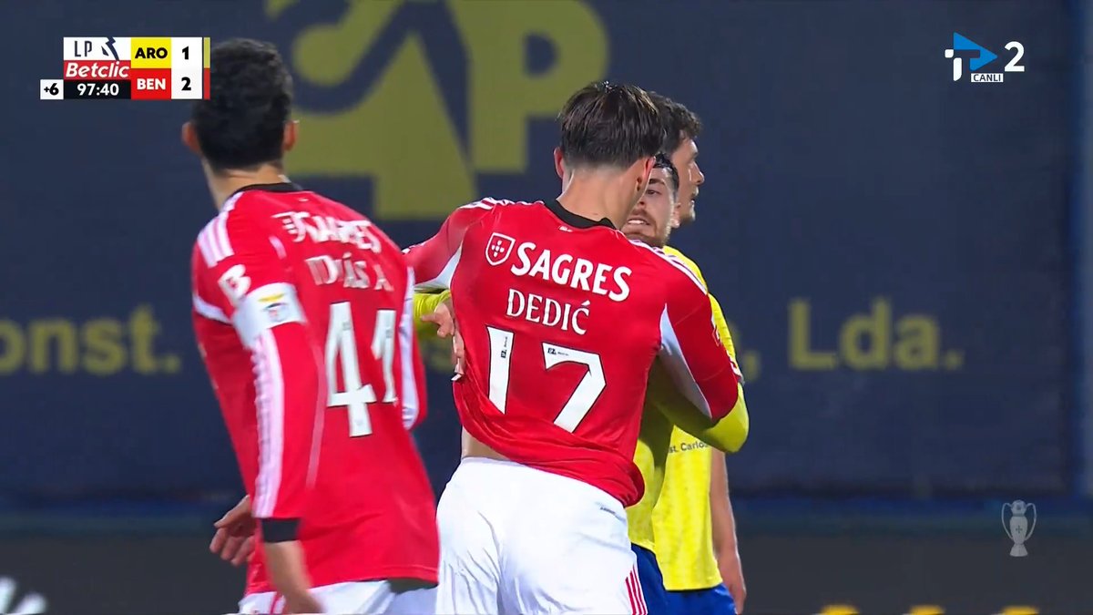 Arouca-Benfica maçının sonunda yaşananlar: - Benfica, 90+6'da Ivanovic'in golüyle 2-1 öne geçti. - Dedic ve Trezza arasında kavga çıktı, iki oyuncu da kırmızı kart gördü. - Tribünde yangın çıktı, pilot kamera bozuldu.