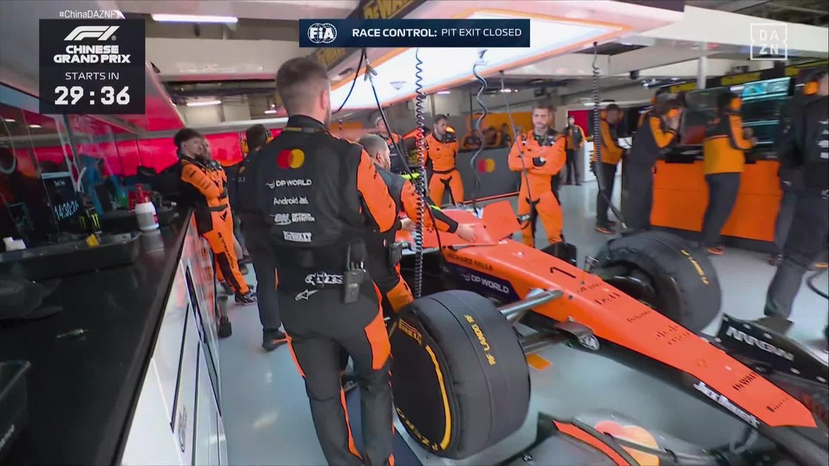 🚨 LANDO NORRIS Y OSCAR PIASTRI, FUERA DE LA CARRERA ANTES DE EMPEZAR Los dos pilotos de McLaren no pueden salir, ni siquiera desde el pit lane, la parrilla por problemas en su McLaren. Tampoco han salido Albon ni Bortoleto #ChinaDAZNF1 🇨🇳