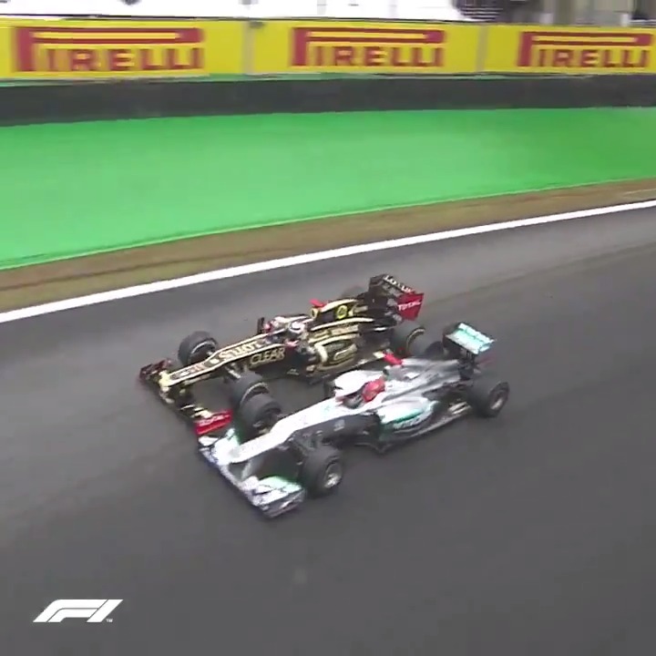Leclerc ve Hamilton 200+ km/s giderken şundan yaptılar, inanılmaz bir yarış becerisi. Fenasal keyif aldım.