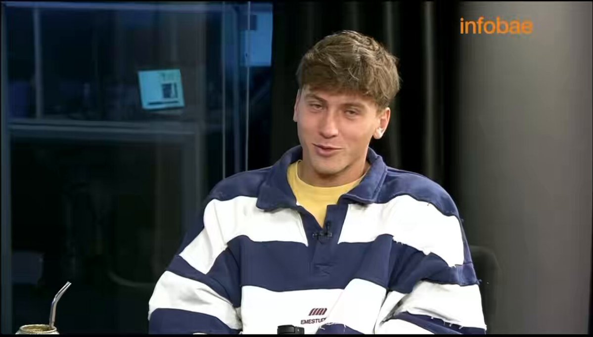 estoy ahogada en llanto, como va a hablar así de ella al borde del llanto😭😭😭😭😭
