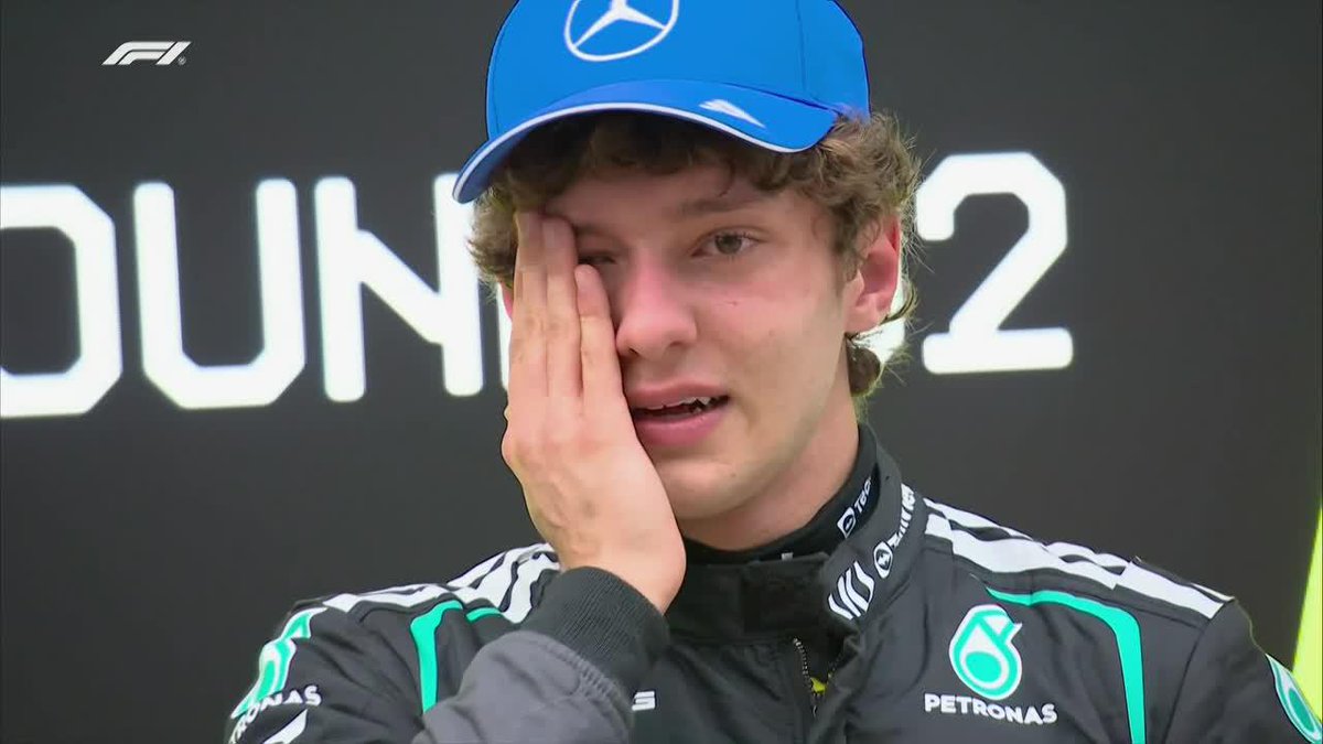"LÁGRIMAS" Porque Kimi Antonelli se puso a llorar en plena entrevista luego de lograr su primera victoria en la Fórmula 1 con tan solo 19 años. Mirá cómo se emociona el italiano, me hace mierda loco.