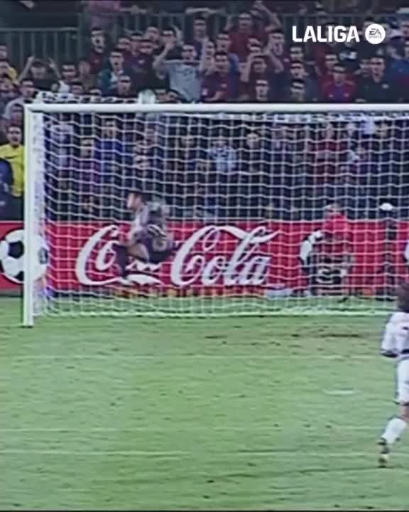 Los genios y sus genialidades. 👏 Ronaldinho LALIGAEASPORTS | BarçaSevilla