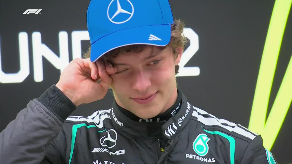 La misma F1 que nos hace renegar con sus reglamentos absurdos es la misma que después me hace llorar un domingo a las 6 de la mañana cuando un pibito de Italia cumple su sueño... No hay con que darle! #F1 #ChineseGP 🇨🇳