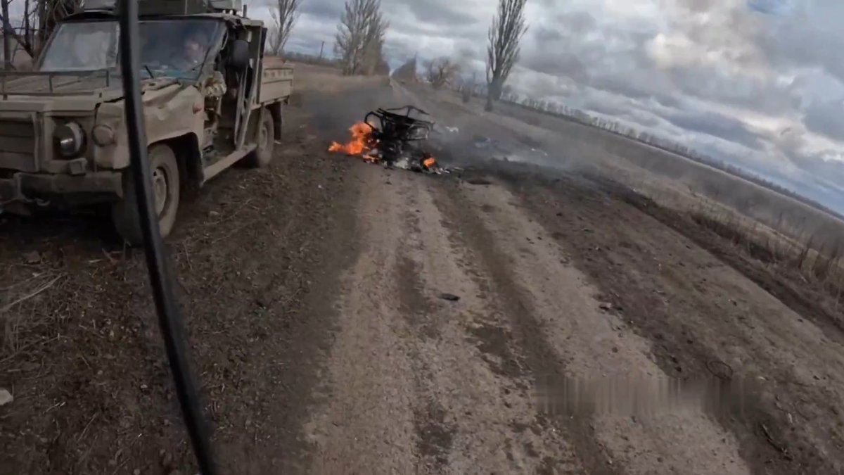 Mayına çarpma anı... Donetsk bölgesinde bir Rus askeri, hemen yanında ilerleyen "Ulan" arazi aracının mayına çarptığı anları kaydetti. Asker: Kolya nereye kayboldu ?