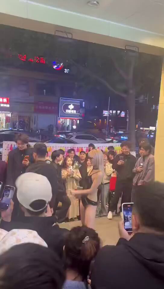 在长沙，一对男女在闹市公然竟然做出这种行为，真是不可思议。关键是周围还有很多男男女女，一边高声叫好，一边拍摄奇观。 但是最后这女的被公安人员带走，说明还有理性之人。这个社会是怎么了……越来越看不懂了。🥲🥲