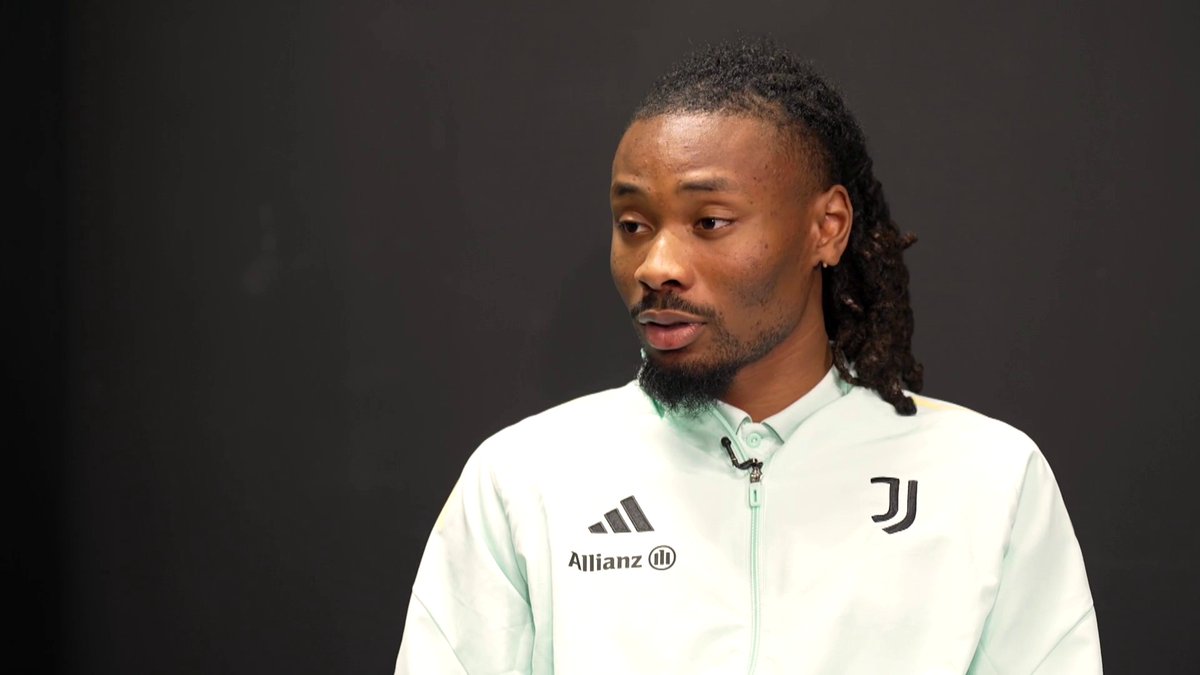 « Quand Vinicius 🇧🇷 est attaqué… 𝗝𝗘 𝗠𝗘 𝗦𝗘𝗡𝗦 𝗔𝗧𝗧𝗔𝗤𝗨𝗘́ 𝗔𝗨𝗦𝗦𝗜… c’est difficile en tant que jeune garçon noir… […] Pourquoi c’est nous qui devons quitter le terrain ? » Khephren Thuram 🇫🇷 revient sur le sujet du racisme dans le foot.