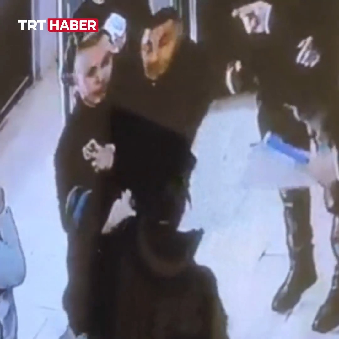 Şanlıurfa'da sınava giderken tekerlekli sandalyesinin lastiği patlayan engelli vatandaşı, polis memuru kucağında taşıdı.