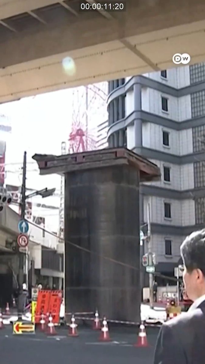 【大阪街头出现神秘“擎天柱”】 日本大阪一条道路上突然冒出一个巨大的圆柱体。官方正在调查原因。#DW中文