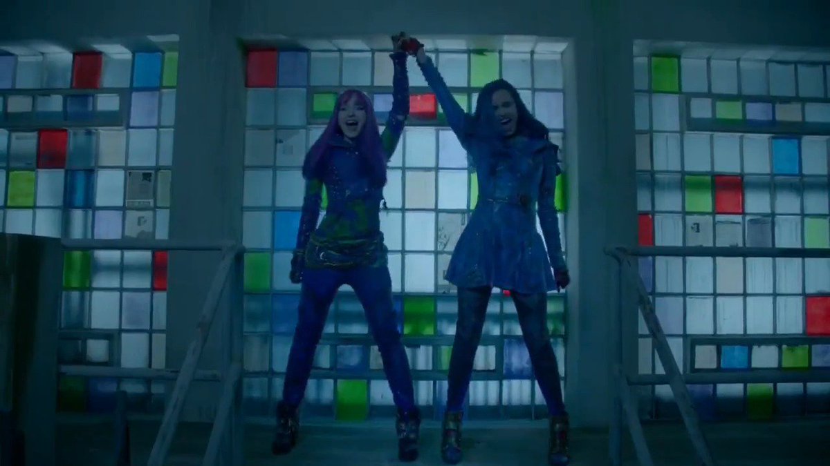 - quero tatuar isso - mas é uma cena da mal e da evie cantando uma música linda e se olhando como se fossem recém casadas - sim eu quero colorido e com som