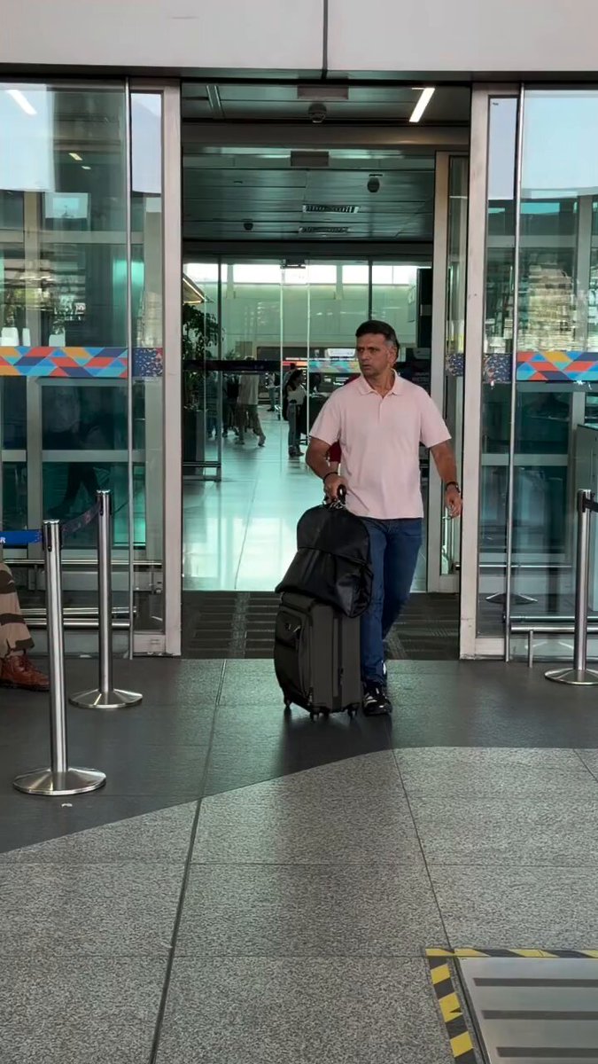 Coach Sahab has reached Delhi for the Naman Awards. 🔥 Now just desperately waiting for the Rohit–Dravid reunion today.🥹❤️