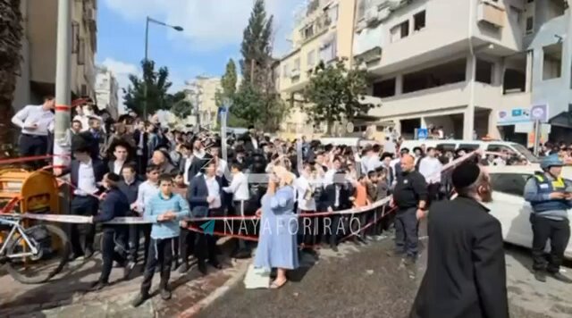📍🇮🇱 NOW: A large crowd of Zionists is watching the extraction of the trapped, dead &amp; injured from the building targeted by an Iranian missile in Tel Aviv