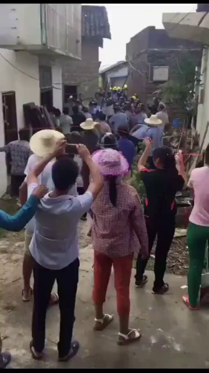 广东人猛！数百人聚集用石块砸警察阻强拆！3月14日，广东某地，当局派出近百名全副武装的强拆人员实施强拆。当地数百村民聚集与警察对峙，向强拆人员投掷石块。警察则使用警棍殴打村民，场面一片混乱。网友：中国老百姓只有反抗才能争取自己的公平正义！强拆人员这么卖力干嘛，自己就是一条狗，打死人了去坐牢，打赢了钱又不分给他一毛。