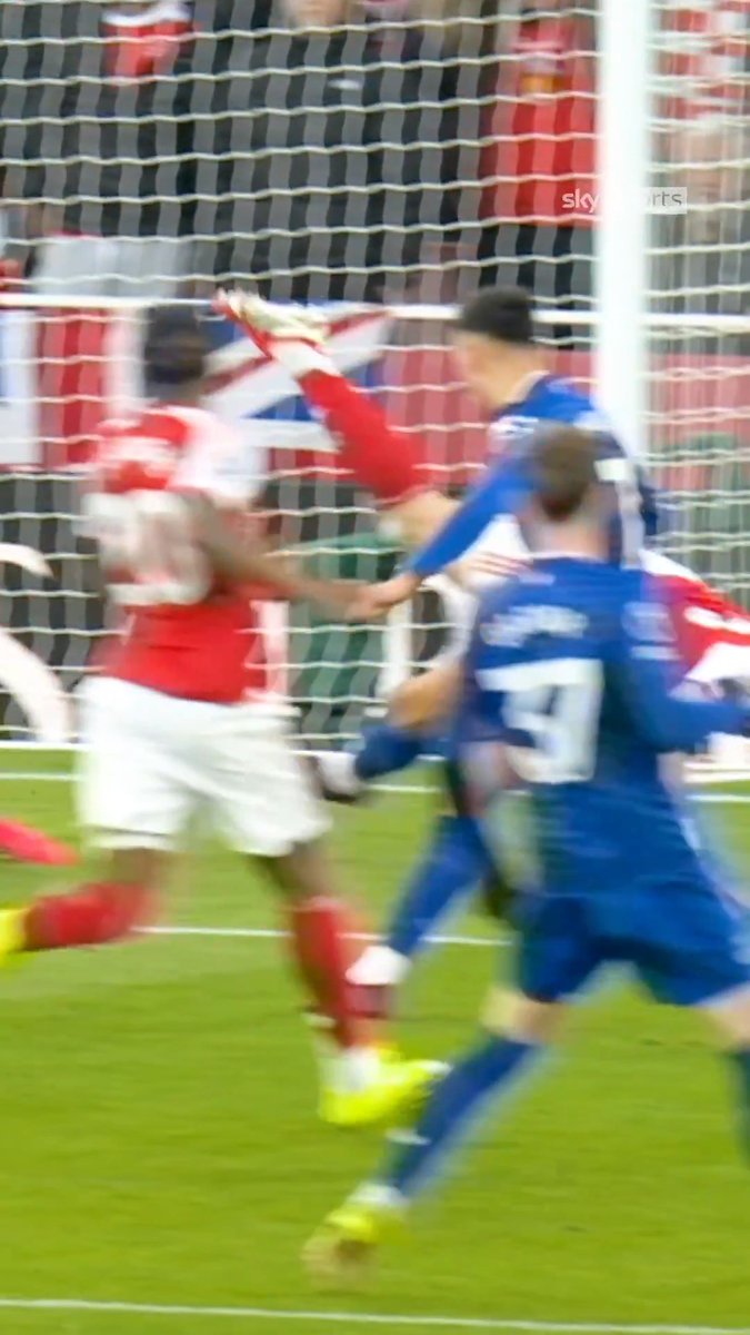 An absolutely ridiculous block from Riccardo Calafiori! 🦂🤸
