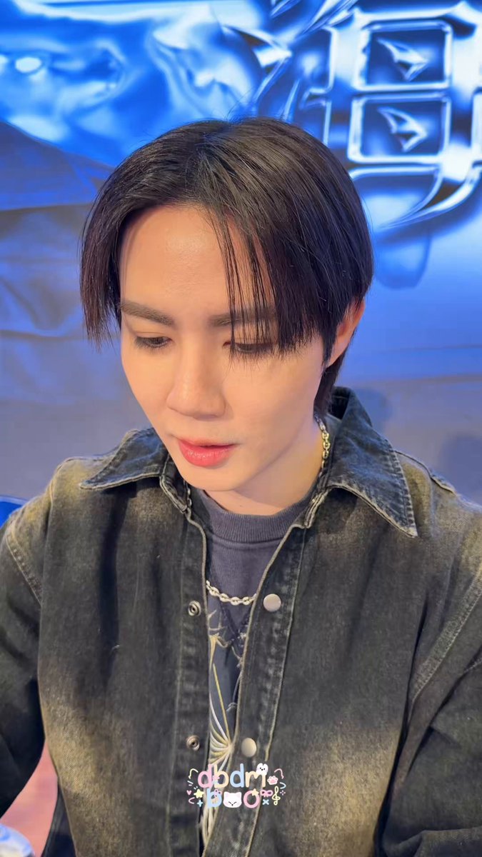 ถามพี่ซีว่าถ้าหนูจะเลี้ยงแมว พี่ซีมีวิธีดูแลมั๊ยที่จะทำให้เค้าอยู่กับเราไปนาน ๆ 🫳🏻🐈 แต่แมวหนูกะพี่ซีคนละแมวเดวกานนิ้😗 แต่ ปุปุ(ปลุกเช้า-เย็น) พี่ซี5555555 /รู้แต่แรกแหละถามจั้นเอาสาระหรือไม่สาระจาแบ้555555((ดูออกเรยหรอว่าเอาไม่สาระ)) Z #ZeePruk #ZeeFansignInShanghai