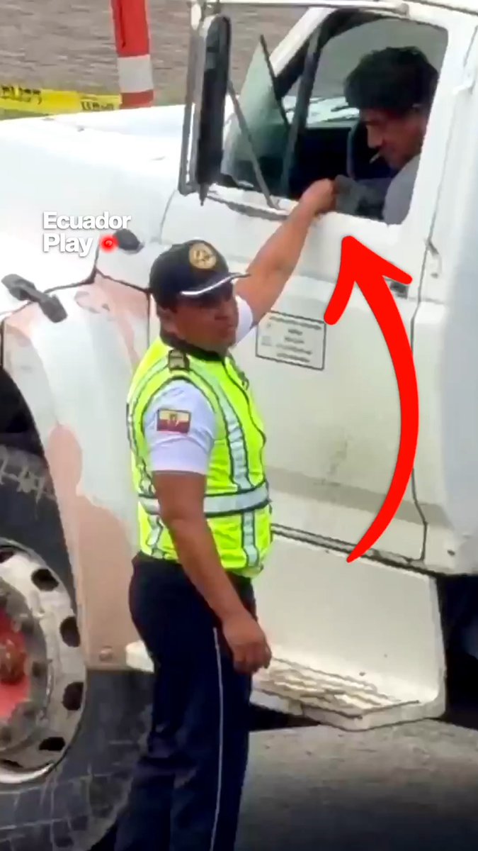 💸 Vigilante del Revuelo. En #Guayas, cantón #Daule, en el sector Urb. La Rioja, un agente de tránsito fue captado cobrando coimas a varios conductores, ¿qué opinas?