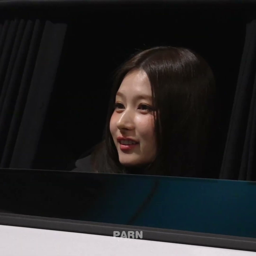 창문 올렸다 내렸다하며 장난치는 아기 넘 귀여워😆 마지막에 "뛰지 마세요~" 따라하는 것도 ㅋㅋㅋㅋ 사나 추천 메뉴는 엽떡 오리지널에 분모자 추가!