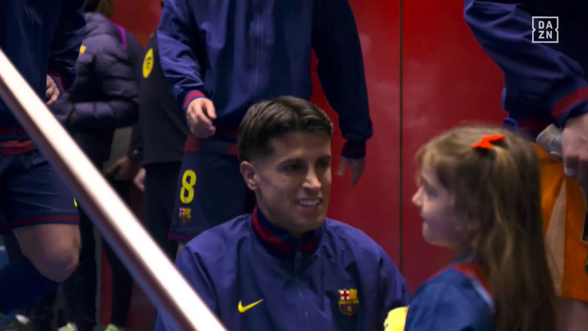 Cancelo, cariñoso con su hija en el túnel de vestuarios 😍 #LALIGAenDAZN ⚽️