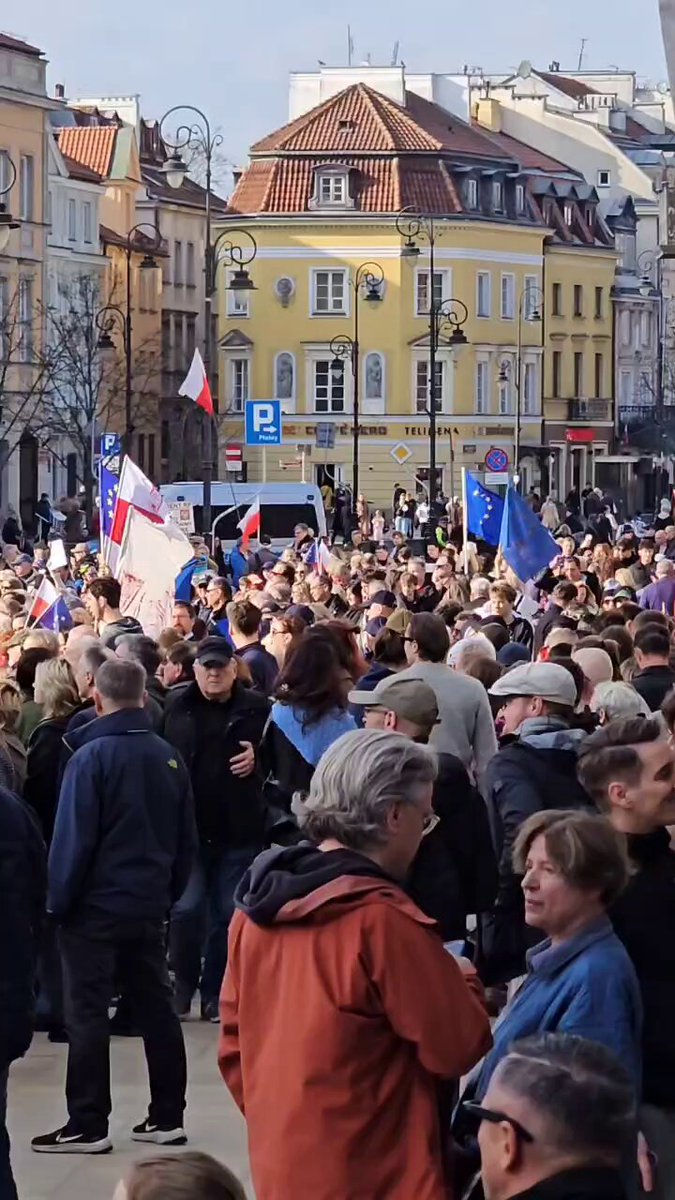 Dzisiejsza demonstracja przeciwko wetu prezydenta Karola Nawrockiego. Rozumiem, że ma to związek z UE, ale czy nie powinno być tam więcej Polskich flag niż jakichkolwiek innych? Osobiście nie chcę widzieć rosyjskich, niemieckich, izraelskich ani unijnych flag… tylko POLSKĘ. 🇵🇱 Czy zwariowałem? Jakie są Wasze myśli? Zgadzacie się czy nie?
