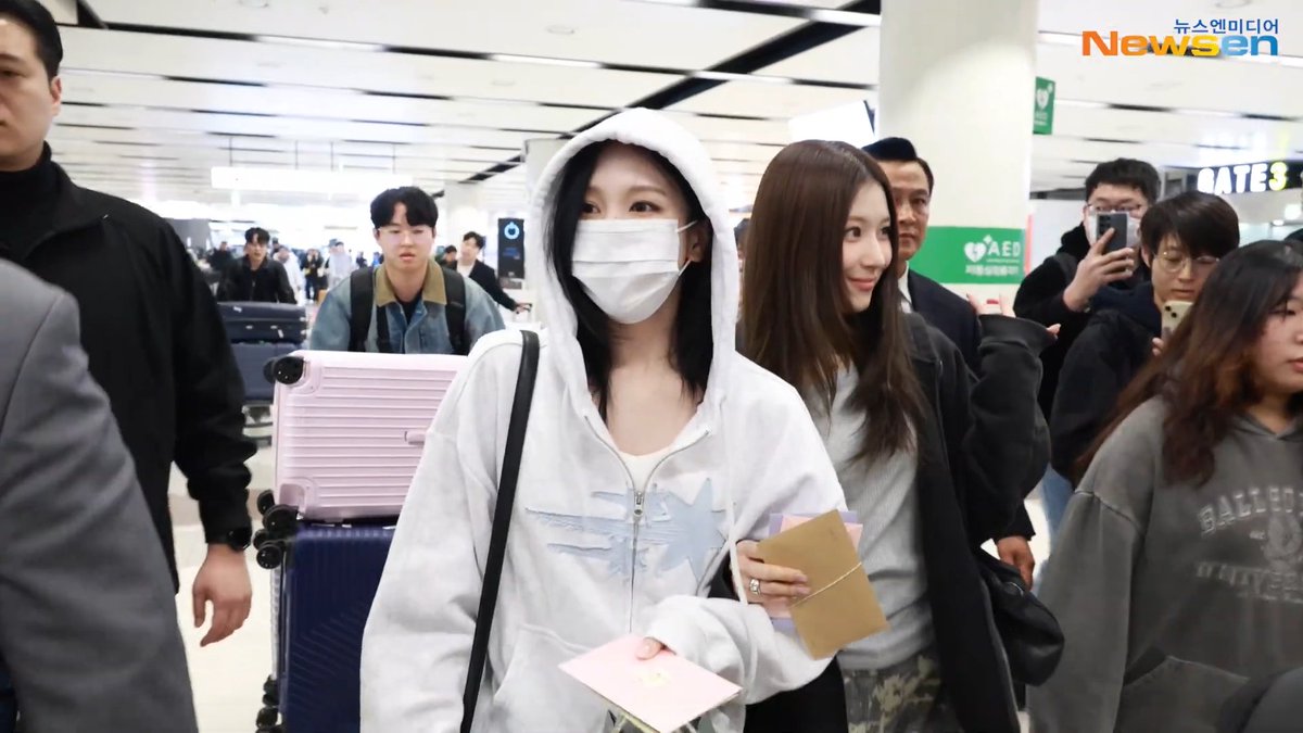 Mina and Sana have arrived together back in Korea from Japan, linking arms all the way to the car.