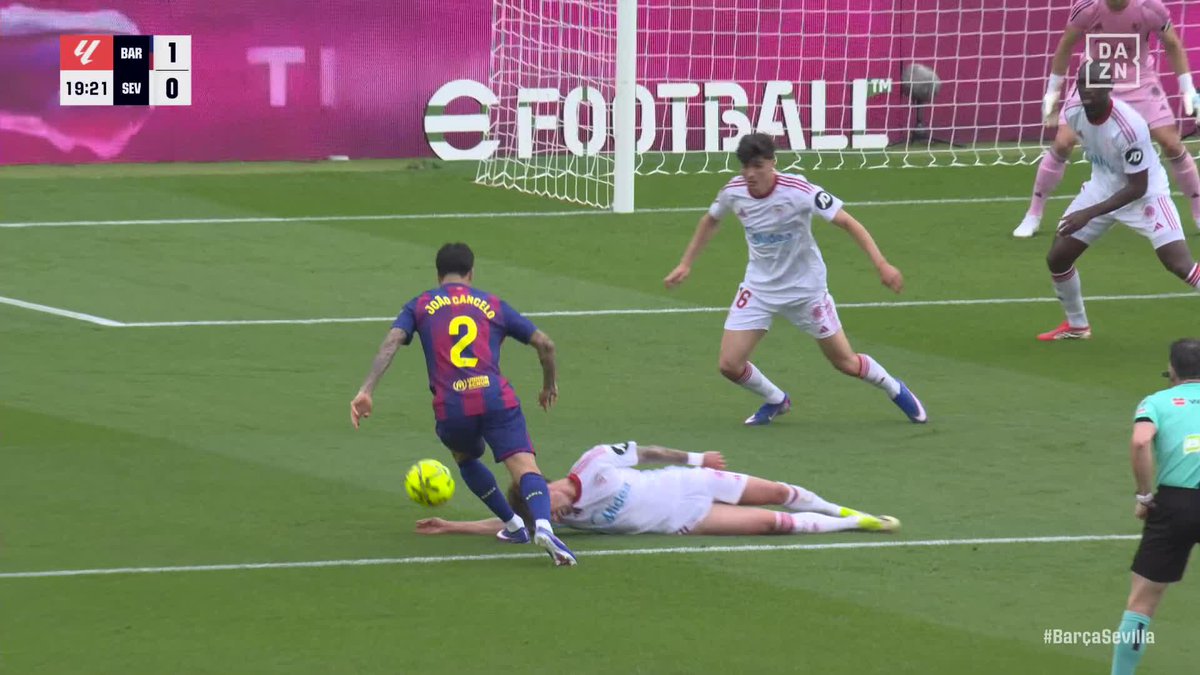 El árbitro concede penalti para el Barça por esta acción 📸 #LALIGAenDAZN ⚽️