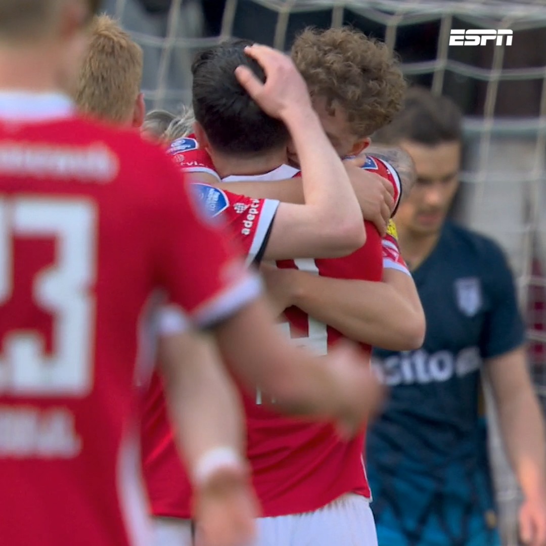 Troy Parrott scored 3 goals in 43 Championship games. Goes to the Eredivisie and turns into prime Dennis Bergkamp. This assist is wild.