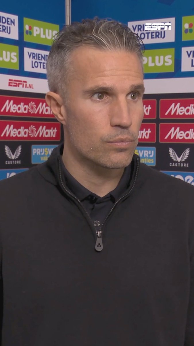 Robin van Persie is niet tevreden over de steun van De Kuip 🏟️ "De dynamiek is gewoon minder en daar moeten we samen weer naartoe werken."