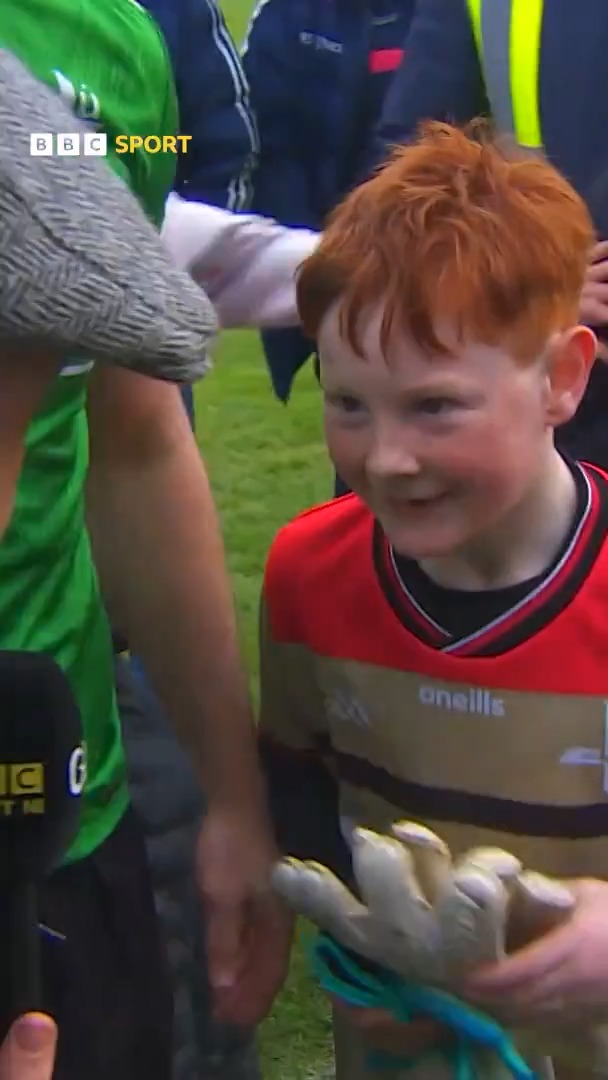 Meet the happiest kid in Louth 😀 Louth goalkeeper and man of the match Niall McDonnell made this young supporters day by gifting him his gloves 🧤 A memory that’ll last a lifetime! #BBCGAA 🏐