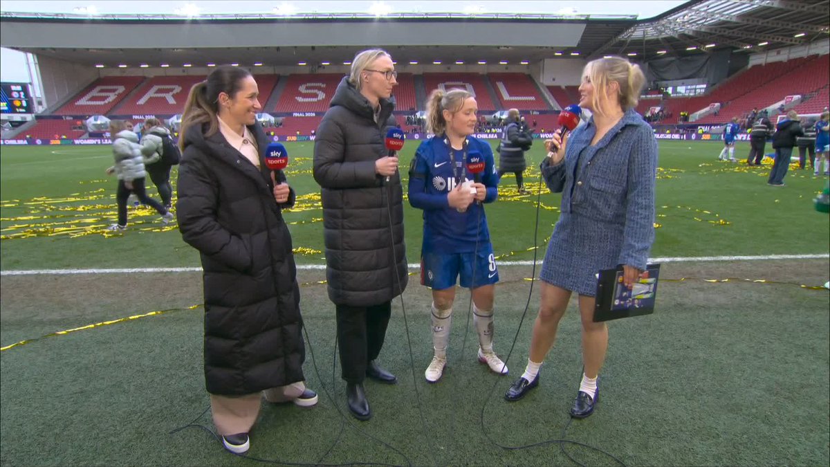 "It's a proud moment for me, you feel the weight of responsibility" ❤️ Erin Cuthbert reacts to lifting the League Cup trophy as captain 🎙️