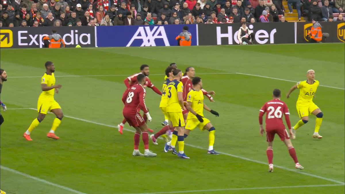 Richarlison comes close to equalising for Spurs just before the break 🤏
