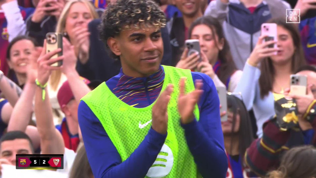Lamine Yamal y su reacción a los goles mientras calentaba. Muchas risas 😂 #LALIGAenDAZN ⚽️