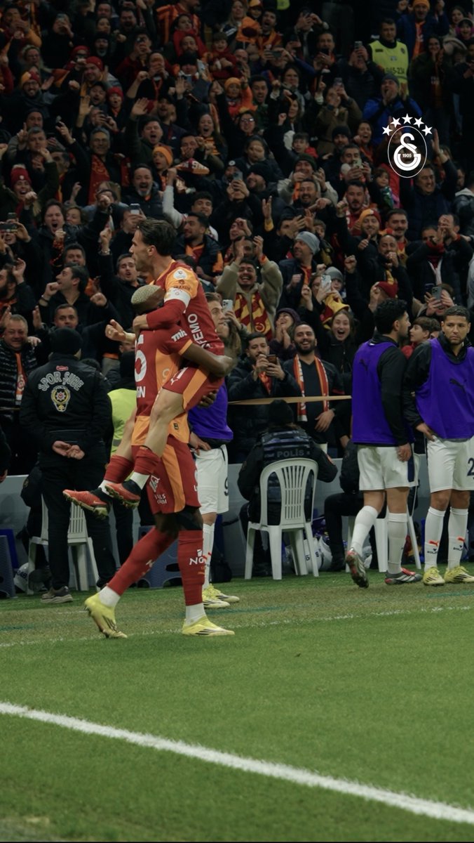 Yunus Akgün’ün nefis pasında Victor Osimhen tribünleri ayağa kaldıran golü buluyor! 🦁