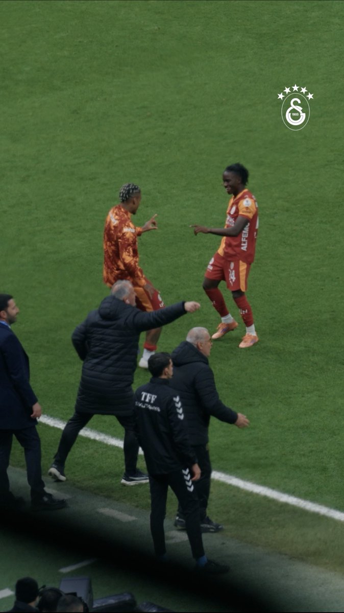 Orta sahadan zıpkın gibi fırladı, golünü attı, dansını yaptı. 𝐑𝐞𝐧𝐚𝐭𝐨 𝐍𝐡𝐚𝐠𝐚🕺🏻
