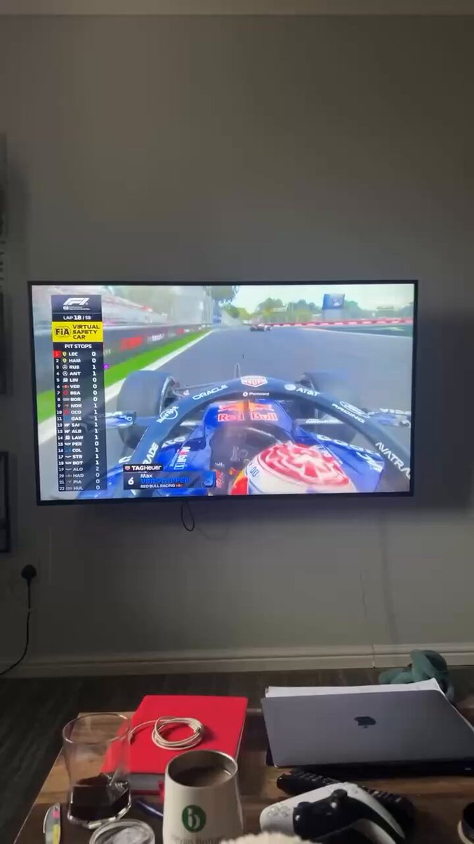 - ¿Oye por qué tu perrito se llama F1? Mi perrito: