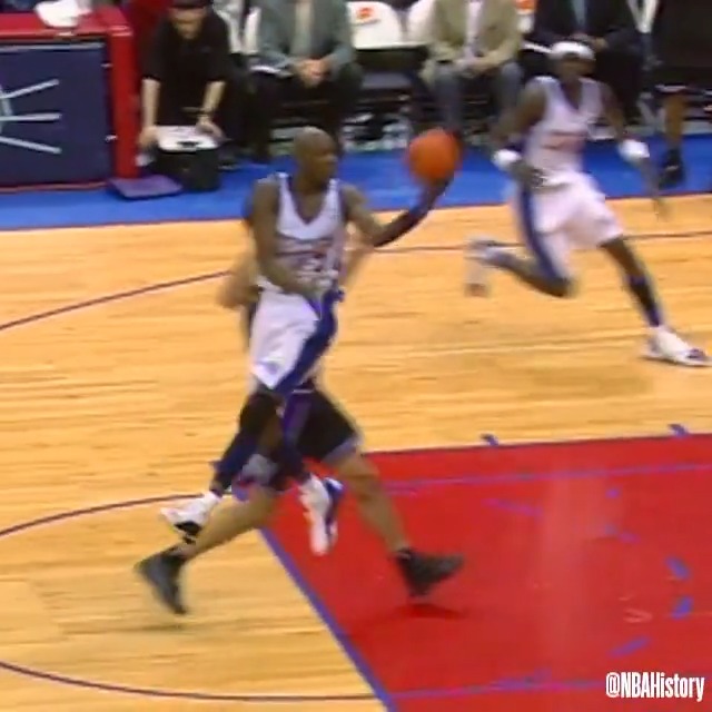 This Lamar Odom lob to Darius Miles from 2001 😲