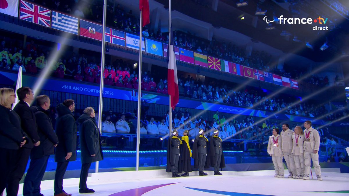 ❄️ #MilanoCortina2026 | 🇫🇷 Cécile Hernandez et Jordan Broisin sont rejoints sur scène par Aurélie Richard et Arthur Bauchet pour symboliser le passage de témoin aux Jeux des Alpes 2030 en France ! 📺 Le direct :