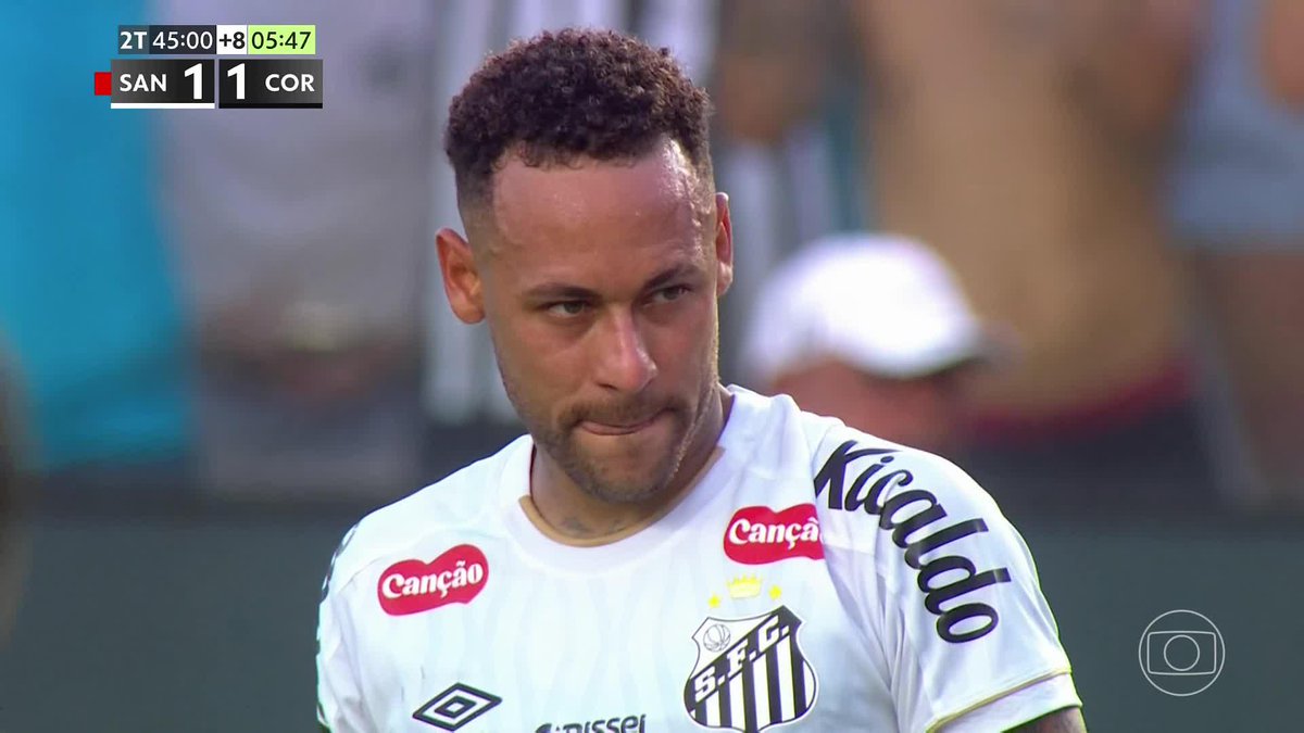 Neymar na bola, falta nos acréscimos. Camisa 10 bate, mas não consegue o gol da vitória para o Santos.