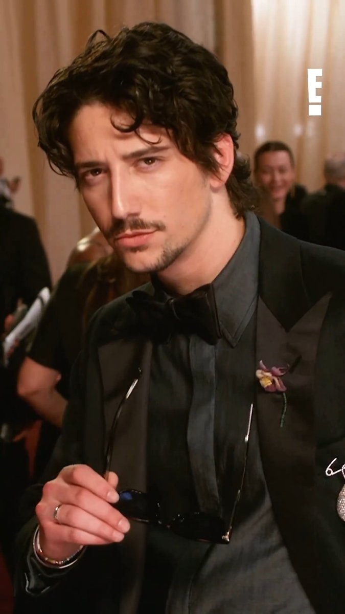 Milo Manheim lowkey debuting the Flynn Rider smolder on the #Oscars Glambot... OMG?!??