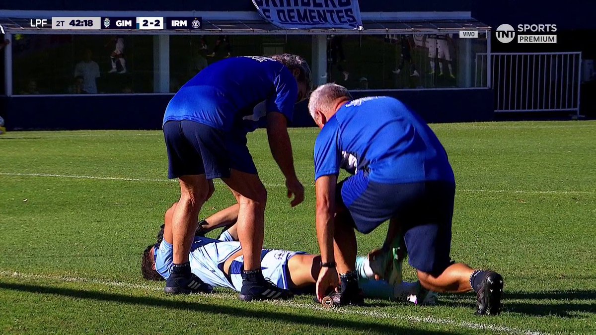 El que le cae a este pibe es lisa y llanamente un imbecil. 21 años y su segundo partido en primera. No tiene la culpa de ninguno de los tres goles.