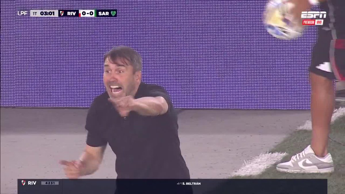 LA INTENSIDAD DEL CHACHO: 3 minutos de partido en el Más Monumental entre River y Sarmiento y Coudet está muy activo. 📺 ESPN Premium | Suscribite al Pack Fútbol en