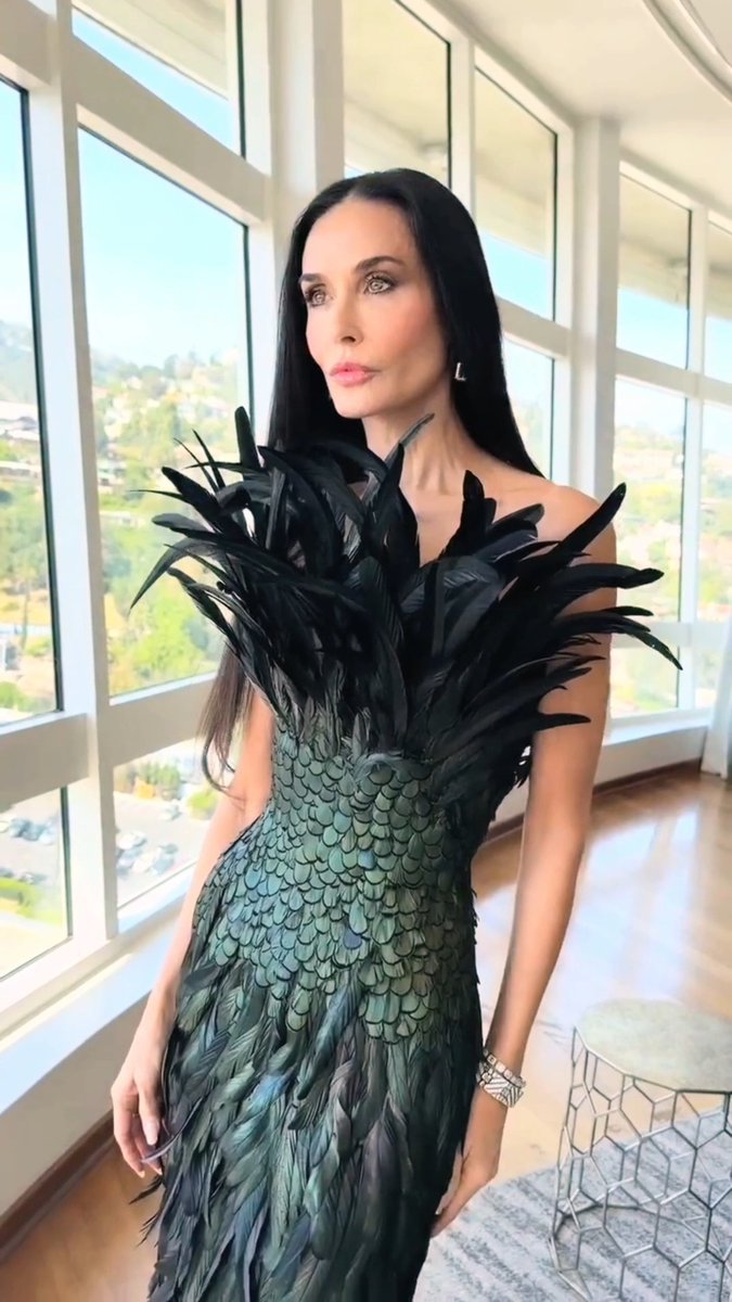 Demi Moore is turning heads in head-to-toe feathers for the Oscars ✨🪶 The actress, 63, looks gorgeous in her iridescent custom Gucci gown, getting ready to present during the ceremony 🌟 📽️ : #DemiMoore #BradGoreski #Oscars2026