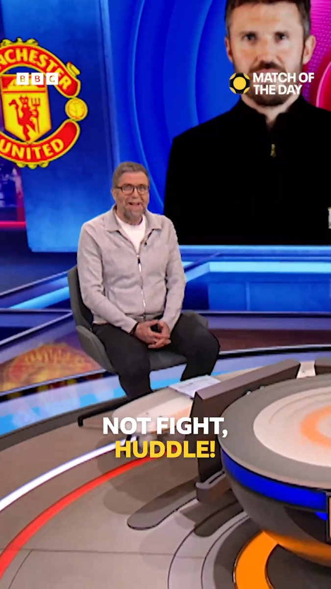 No huddle issues in the MOTD studio, eh Wayne Rooney Micah Richards? 😅