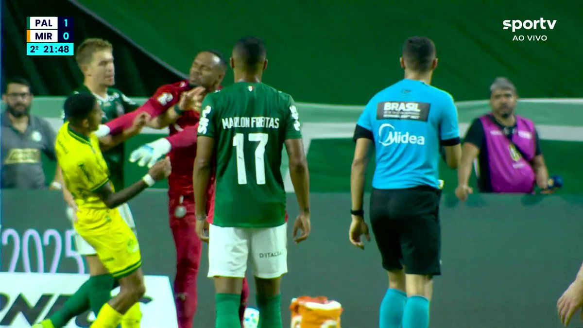 No grito não! Após agressão ao jogador do Mirassol, o goleiro Carlos Miguei do Palmeiras recebe apenas amarelo.