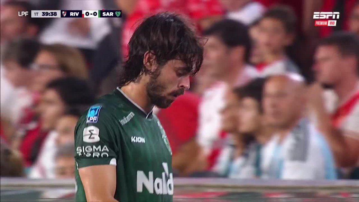 🟥El árbitro DARÍO HERRERA EXPULSÓ a GABRIEL DÍAZ por esta acción y dejó con 10 a SARMIENTO antes del gol de Driussi para RIVER PLATE. ❓¿Era para 2° amonestación?