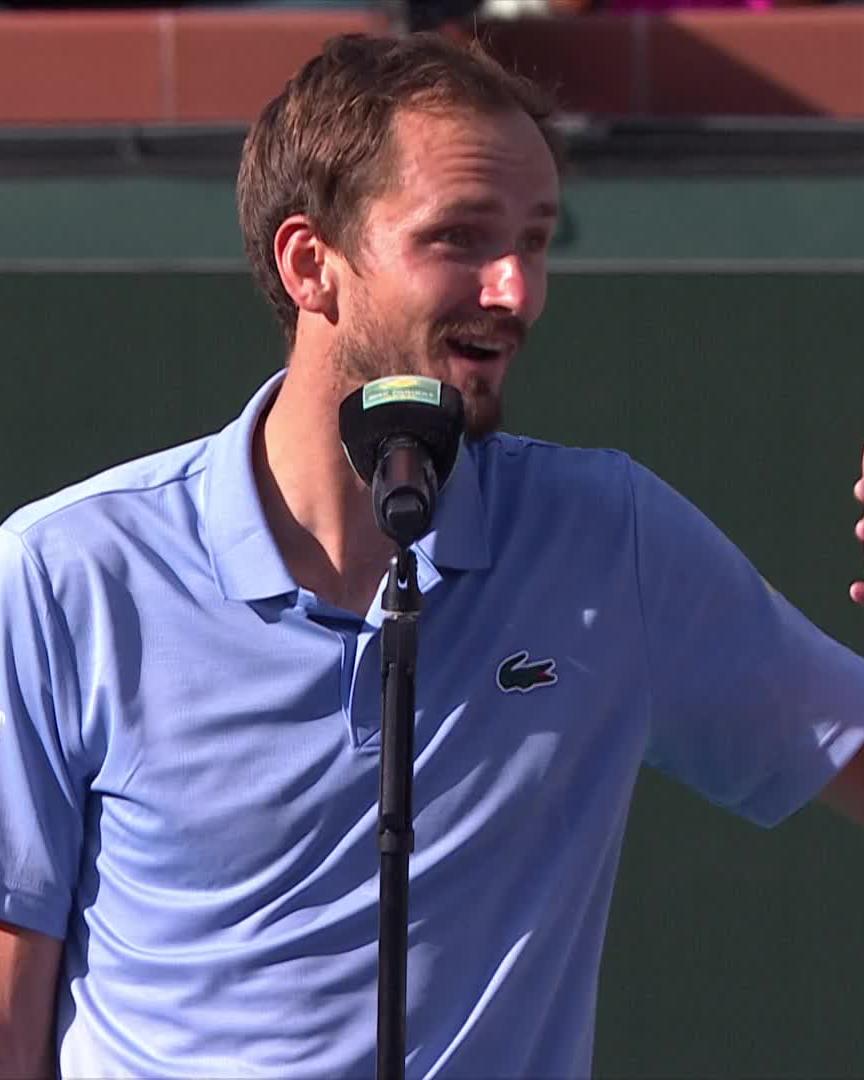 😂 Simplemente Daniil Medvedev 🗣 "Muchas gracias por la pista, es mucho más rápida este año. Gracias por escucharme. Sé que no ha sido por mí, pero lo agradezco".