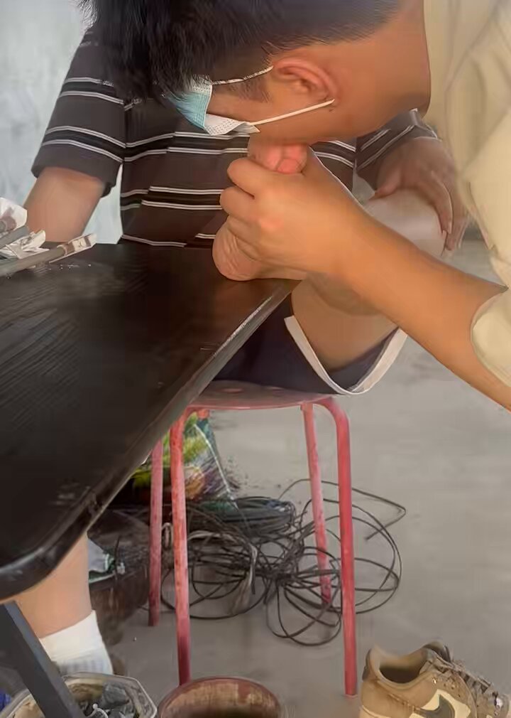 高中小胖第一次尝试被舔🦶，害羞心里达到顶峰 转发点赞抽两个