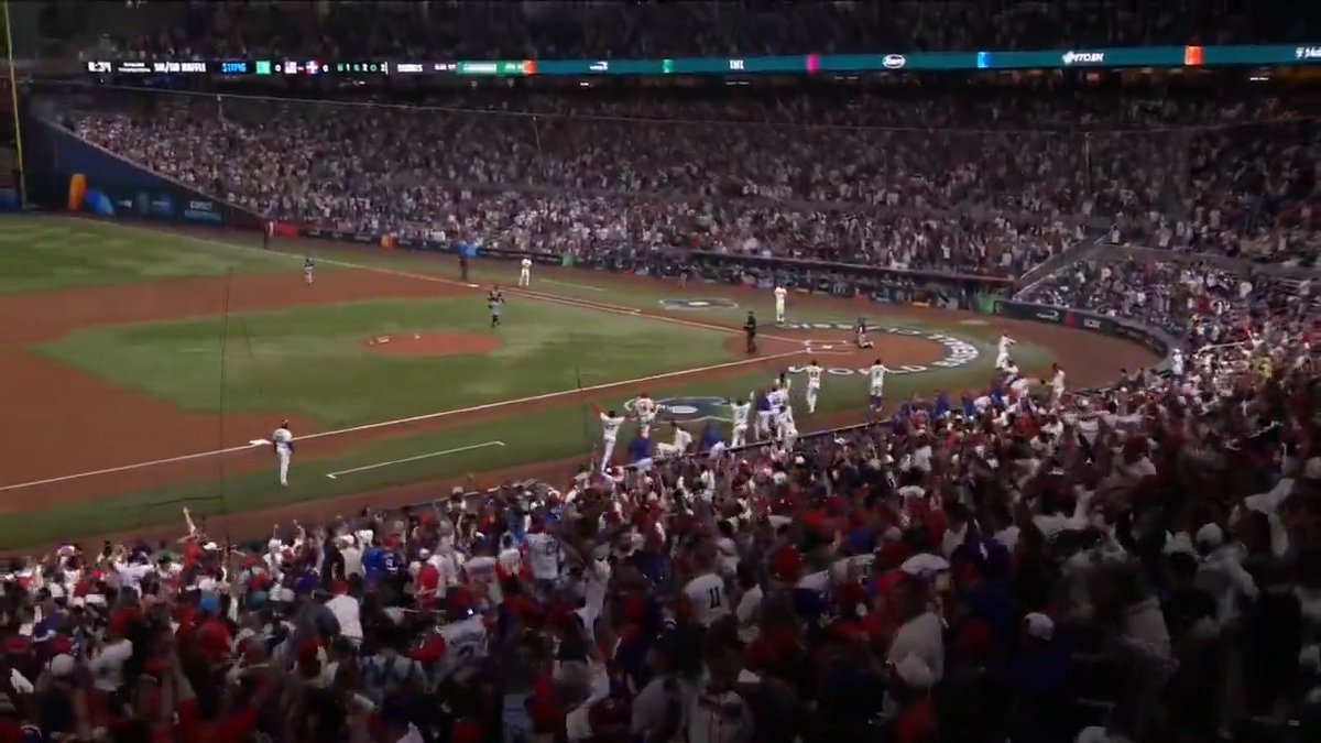 Junior Caminero knew. The Dominican Republic dugout knew. The crowd knew. Expect everything. #WorldBaseballClassic