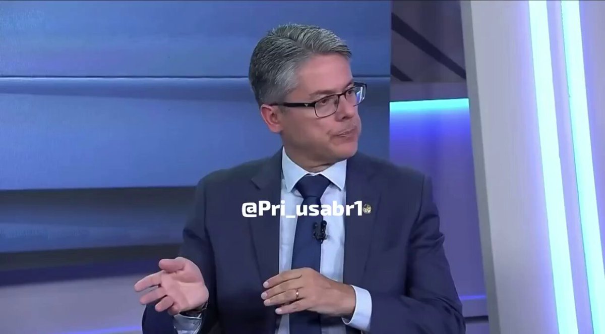 Alessandro Vieira diz que votou em Lula em 2022 porque Bolsonaro “queria dar um golpe”. Agora diz que nenhum dos dois representa o Brasil que ele acredita. Resultado: ajudou a colocar Lula no poder e agora posa de neutro. Esse cara é uma raposa vestida de ovelha, vagabundo!