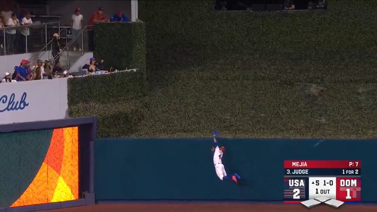 JULIO RODRÍGUEZ HOME RUN ROBBERY! #WorldBaseballClassic