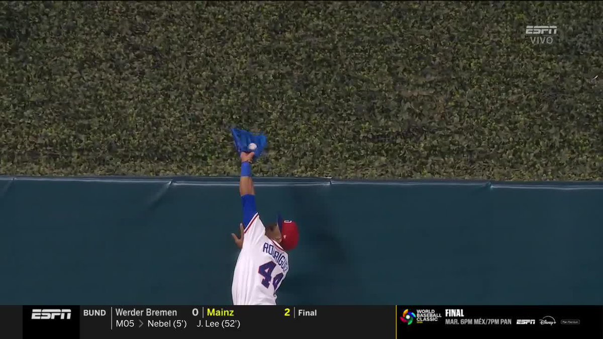 ❌ ¡LE ROBARON EL HOME RUN AL JUEZ! ❌ Espectacular salto de Rodríguez para quitar el cuadrangular de Aaron Judge 👏 🤯 Joyita a la defensiva 💎 Disfruta el Clásico Mundial de Béisbol por ESPN y #DisneyPlus Premium ⚾